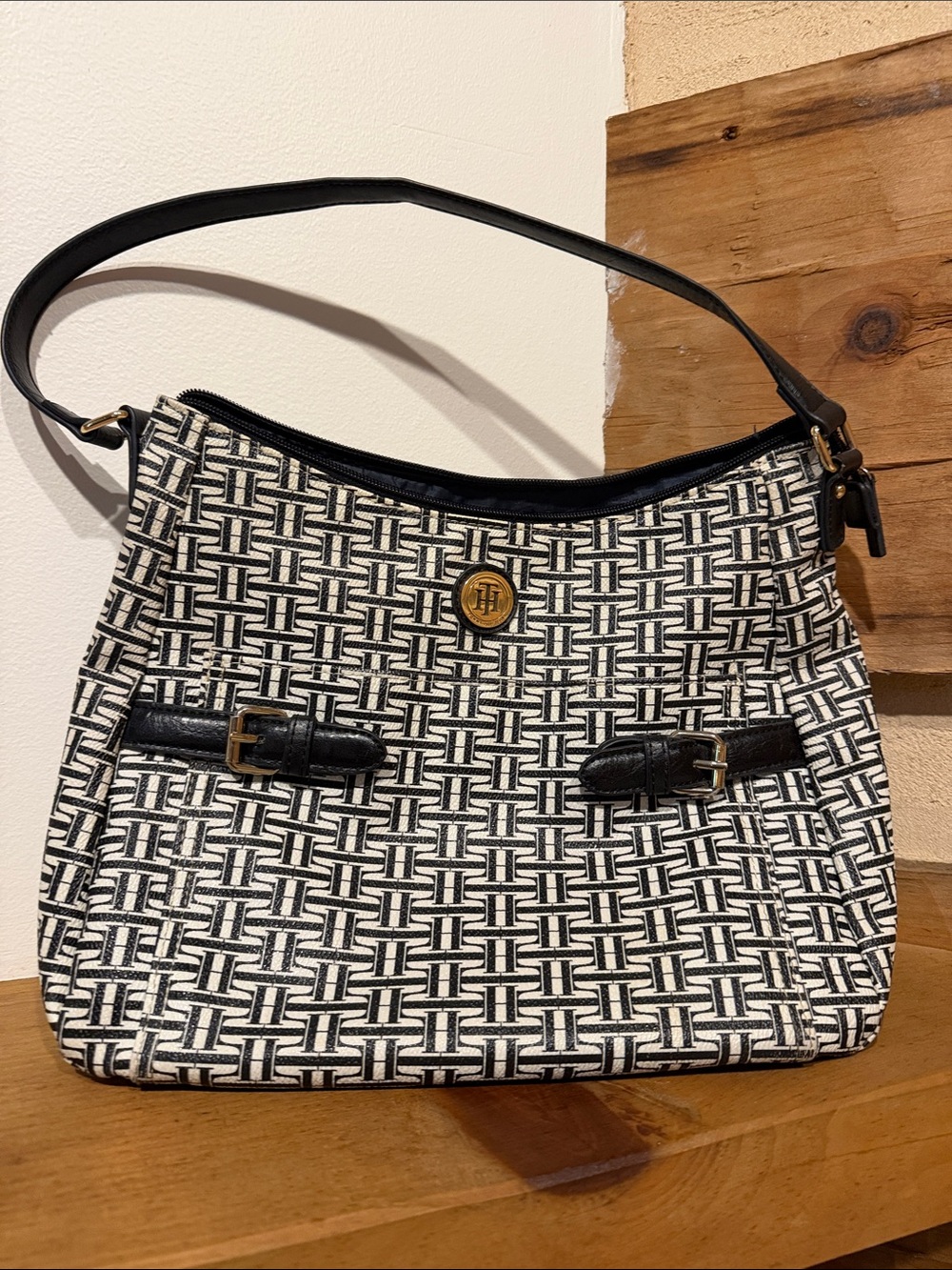 Tommy Hilfiger Black & White Logo’d Shoulder Bag